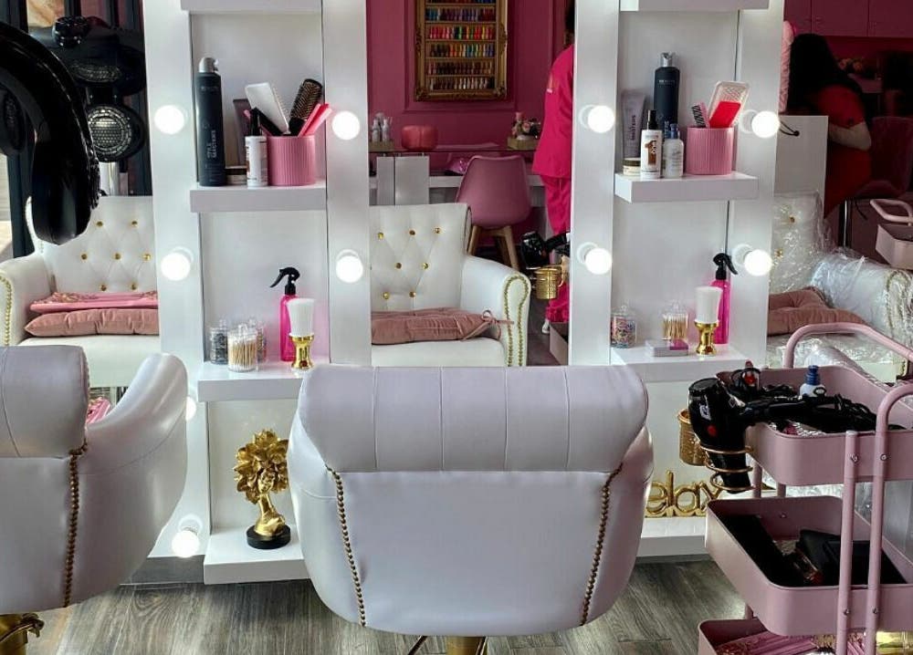 Interior de Oh La Lab en Ojo De Agua, Estado De México, MX con sillas blancas y espejos iluminados.