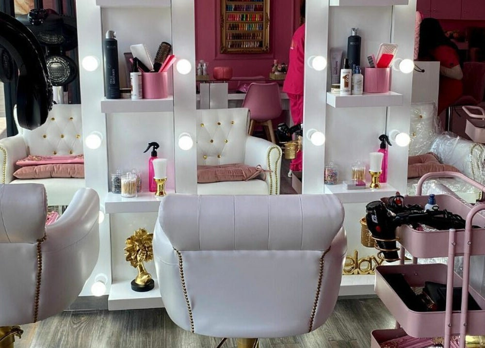 Interior de Oh La Lab en Ojo De Agua, Estado De México, MX con sillas blancas y espejos iluminados.