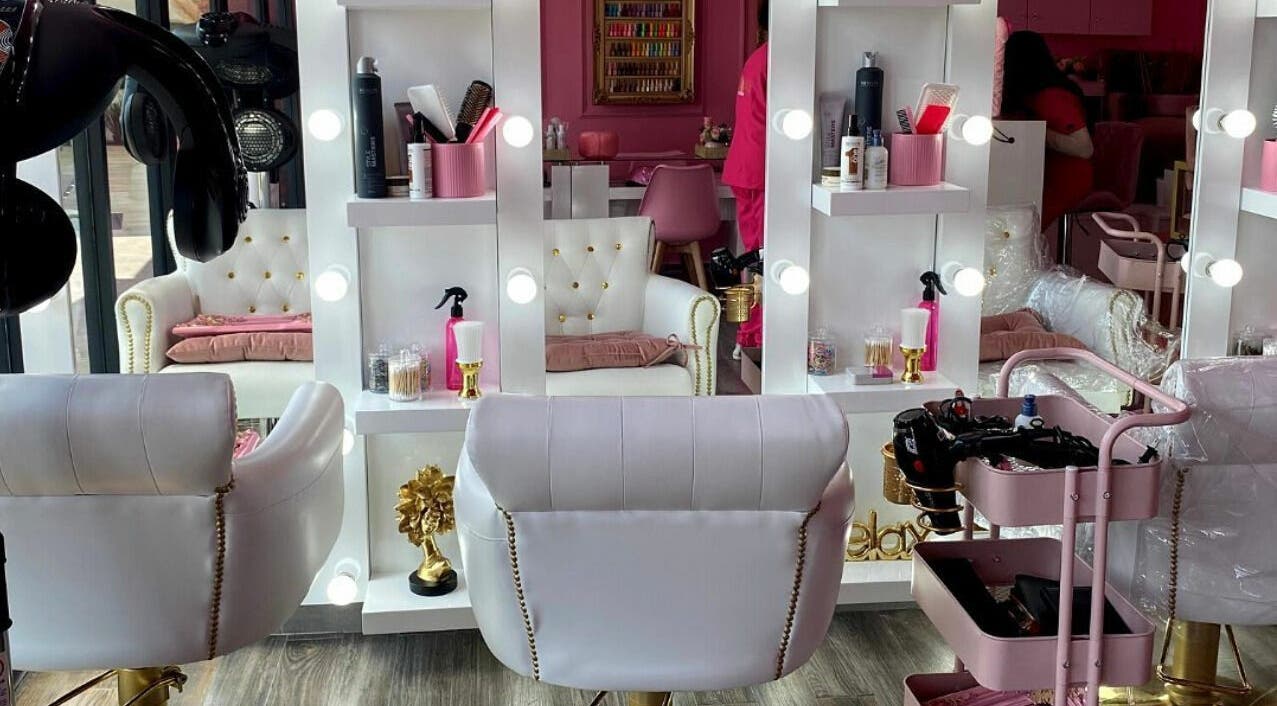 Interior de Oh La Lab en Ojo De Agua, Estado De México, MX con sillas blancas y espejos iluminados.