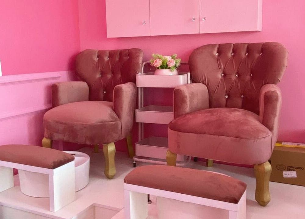 Sillas elegantes rosas para pedicura en Oh La Lab, Ojo De Agua, Estado De México, MX.