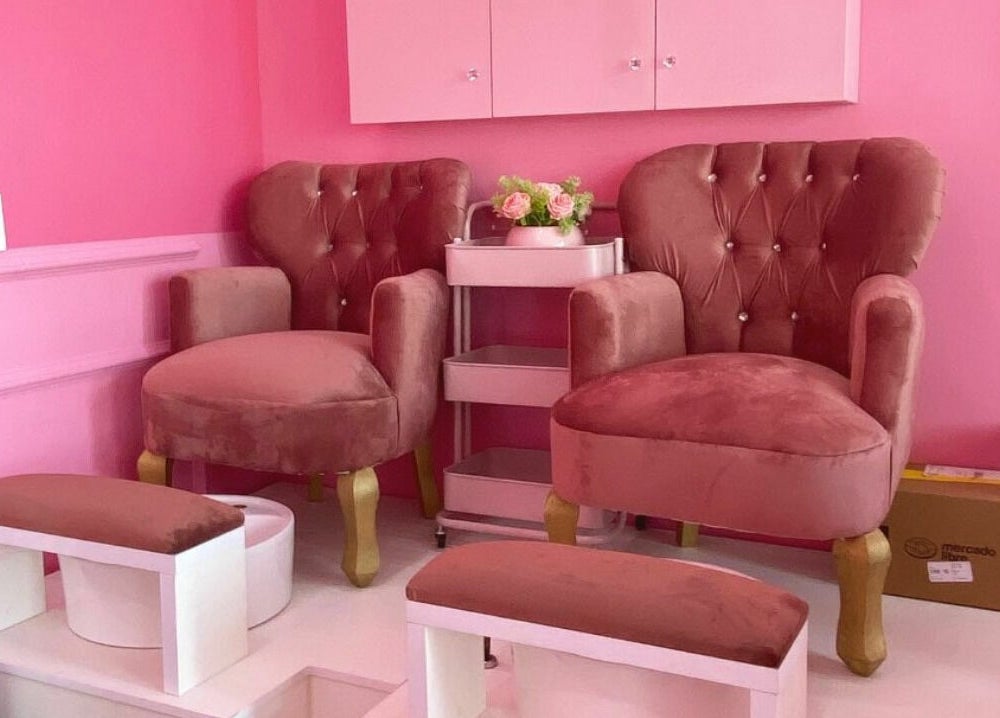 Sillas elegantes rosas para pedicura en Oh La Lab, Ojo De Agua, Estado De México, MX.
