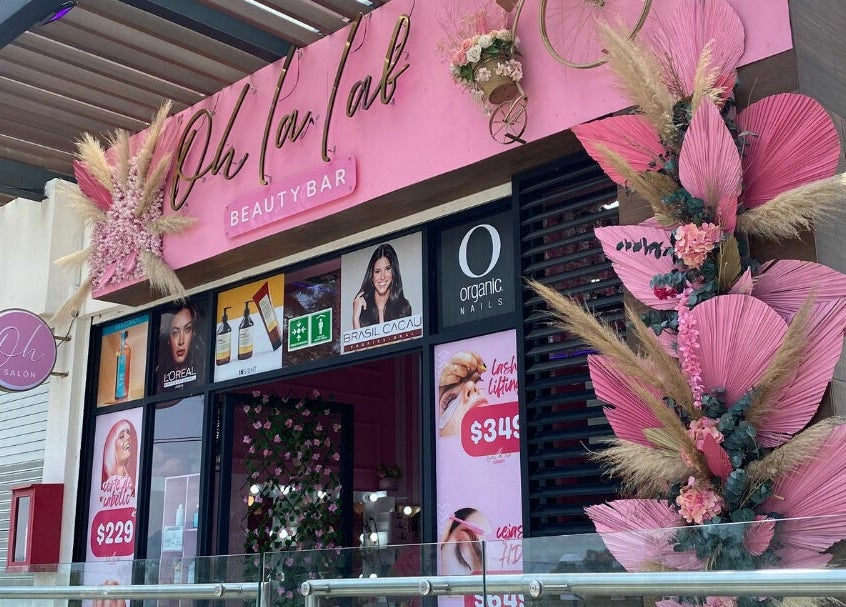 Fachada de Oh La Lab en Ojo De Agua, Estado De México, MX, decorada con detalles florales y letrero llamativo.