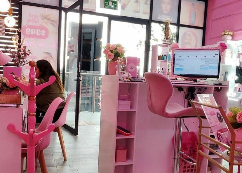 Interior acogedor de Oh La Lab en Ojo De Agua, Estado De México, MX con encantadora decoración rosa.