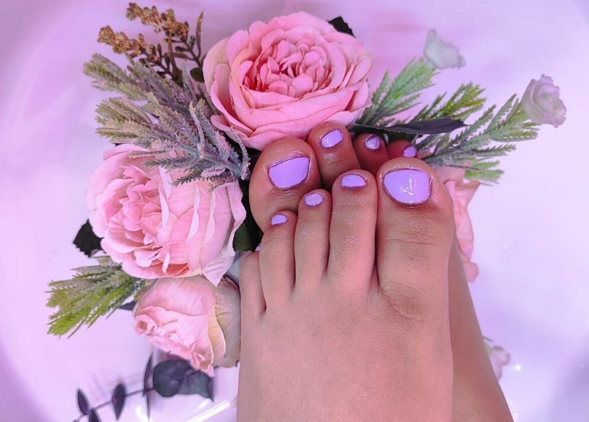 Pedicura delicada con esmalte lavanda y flores en Oh La Lab, Ojo De Agua, Estado De México, MX.