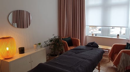 Relaxing massage room at Purl Massage Therapy Southside in Glasgow, Scotland, GB, featuring a cozy ambiance.