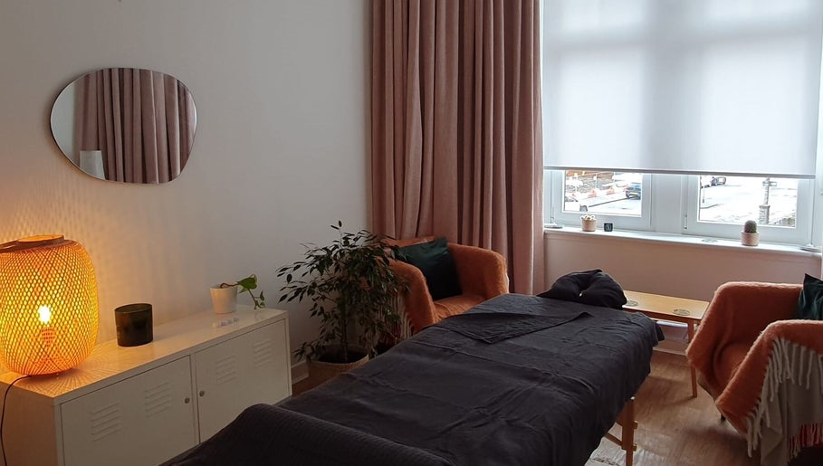 Tranquil massage room at Purl Massage Therapy Southside, Glasgow, Scotland, GB, featuring calming decor.