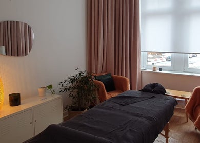 Tranquil massage room at Purl Massage Therapy Southside, Glasgow, Scotland, GB, featuring calming decor.