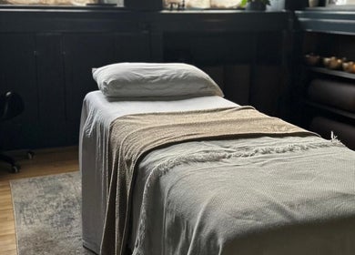 Tranquil massage room at Purl Massage Therapy, Glasgow, Scotland, GB, featuring a cozy massage table.