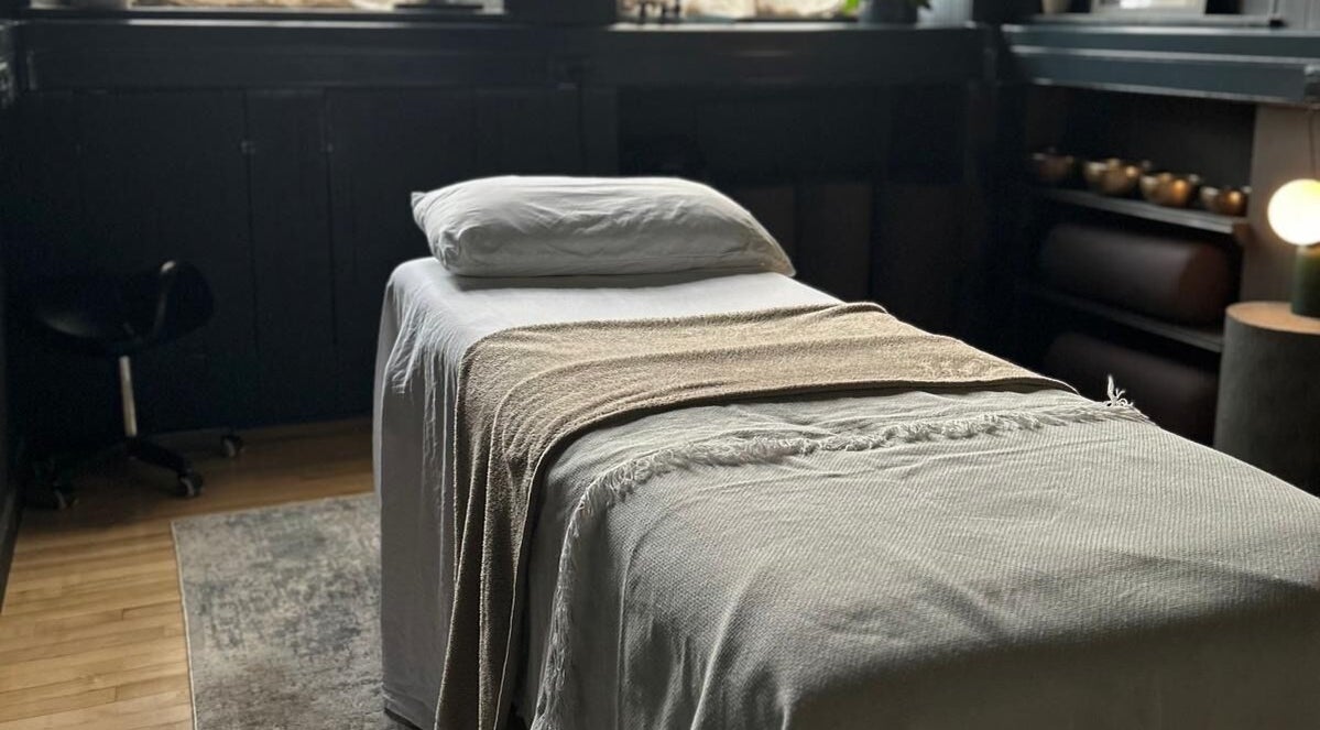 Tranquil massage room at Purl Massage Therapy, Glasgow, Scotland, GB, featuring a cozy massage table.