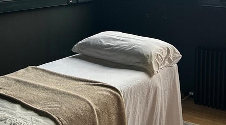 Cozy massage table in Purl Massage Therapy, Glasgow, Scotland, GB. Ideal for relaxation and wellness.