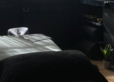 Relaxing massage room at Purl Massage Therapy, Glasgow, Scotland, GB, offering a tranquil experience.