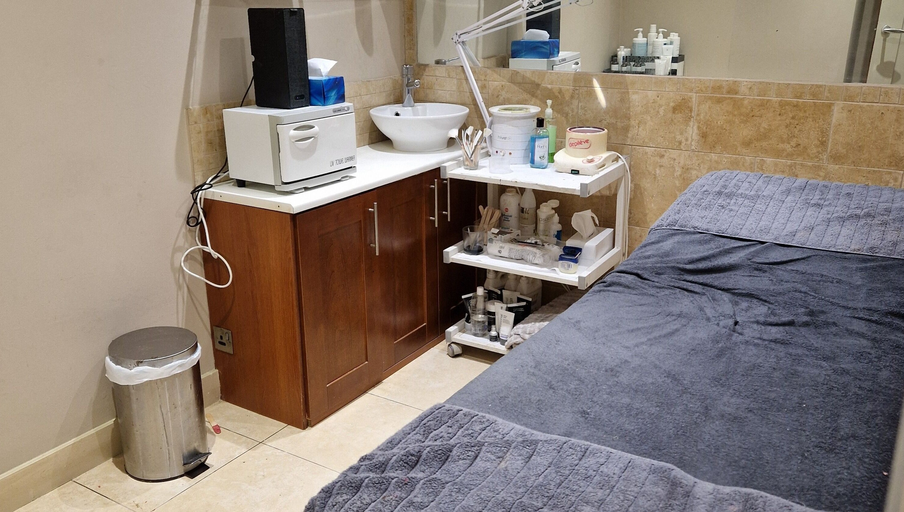 Cozy treatment room at Kudos Beauty (Calla Lily), Kildare, County Kildare, IE. Features a plush bed and essential tools.