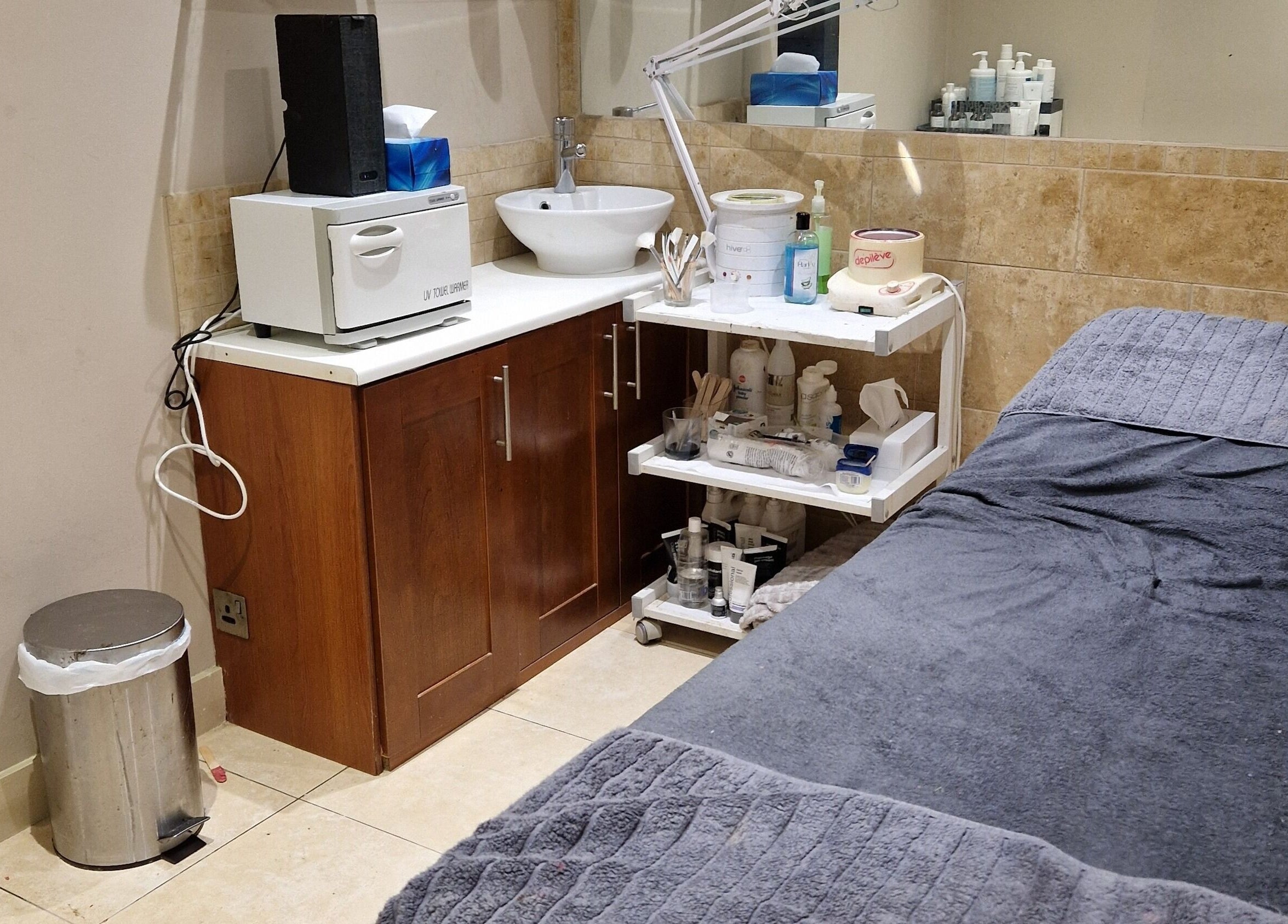 Cozy treatment room at Kudos Beauty (Calla Lily), Kildare, County Kildare, IE. Features a plush bed and essential tools.