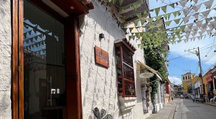 Fachada de Oasi Spa | Nails Getsemani en Cartagena De Indias, Bolívar, CO rodeada de banderines.