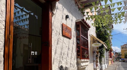 Entrada de Oasi Spa | Nails Getsemani en Cartagena De Indias, Bolívar, CO. Elegante fachada bajo el sol.