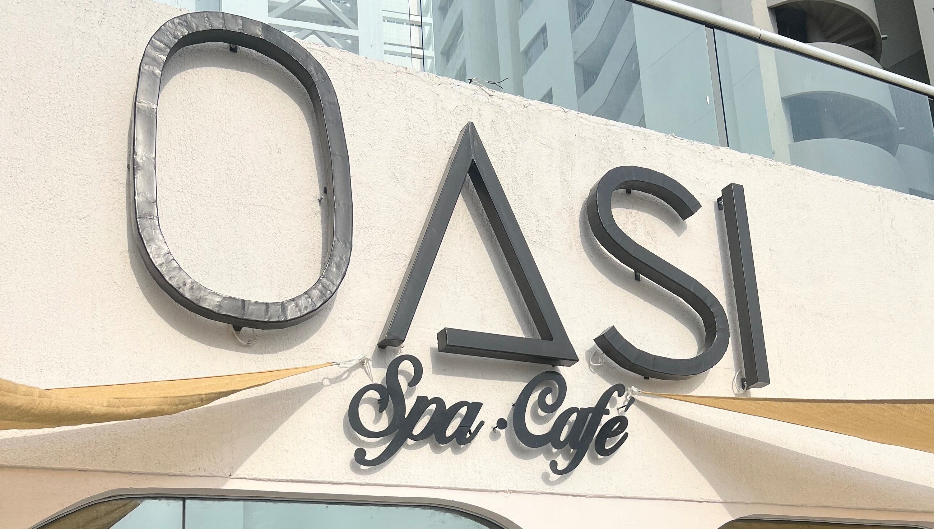 Letrero de Oasi Spa | Nails Bocagrande en Cartagena De Indias, Bolívar, CO. Entrada elegante y moderna.