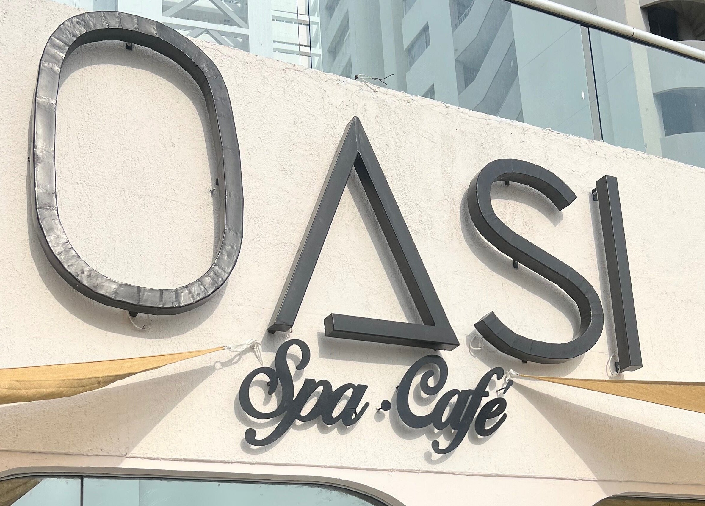 Letrero de Oasi Spa | Nails Bocagrande en Cartagena De Indias, Bolívar, CO. Entrada elegante y moderna.