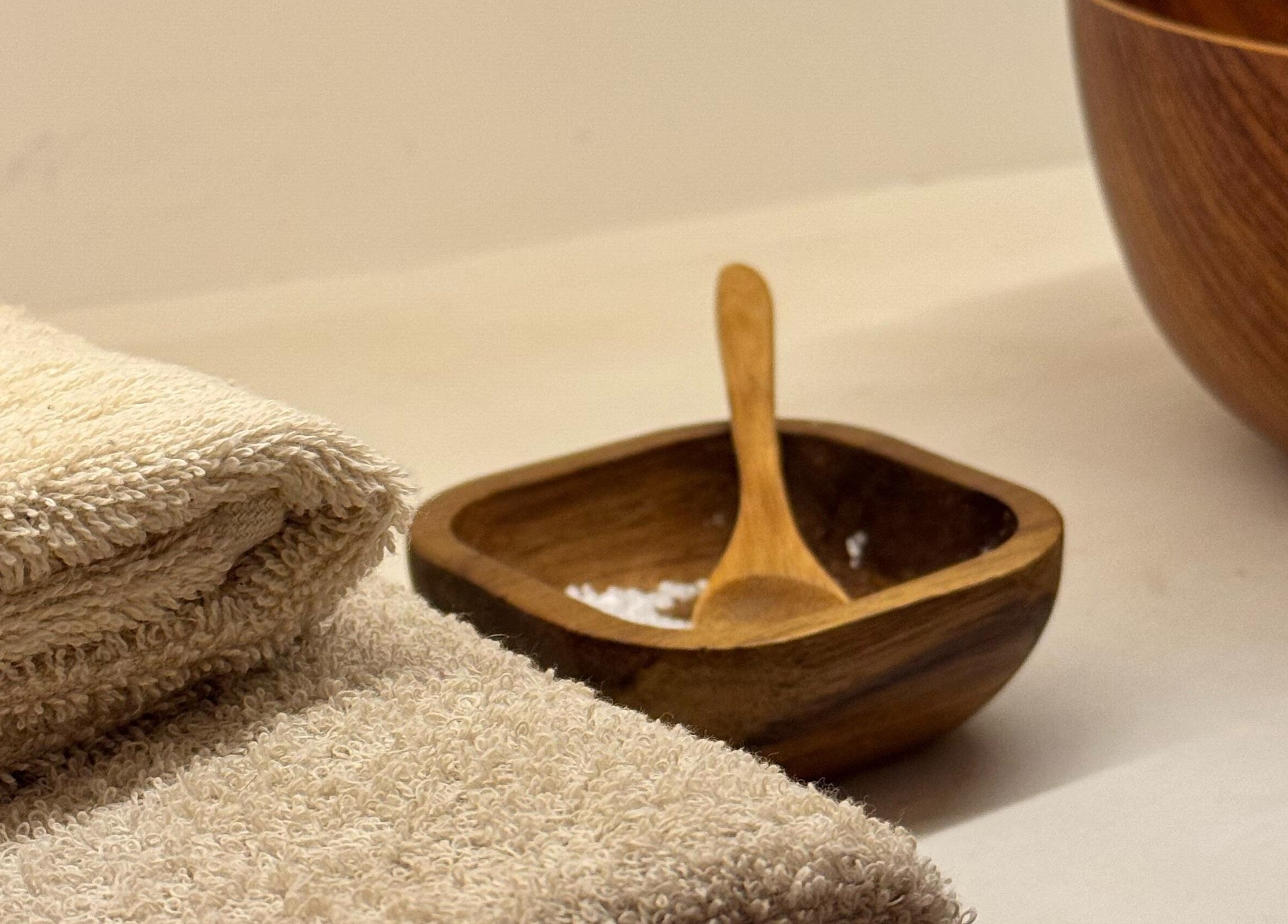 Toallas de spa y cuenco de madera en Oasi Spa | Nails Bocagrande, Cartagena De Indias, Bolívar, CO.