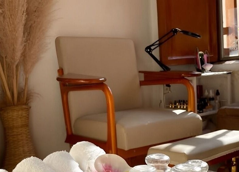 Zona de pedicura en Oasi Spa | Nails Getsemani, Cartagena De Indias, Bolívar, CO con silla y decoración natural.