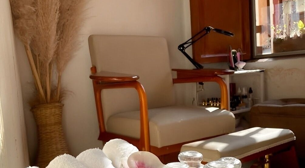 Zona de pedicura en Oasi Spa | Nails Getsemani, Cartagena De Indias, Bolívar, CO con silla y decoración natural.