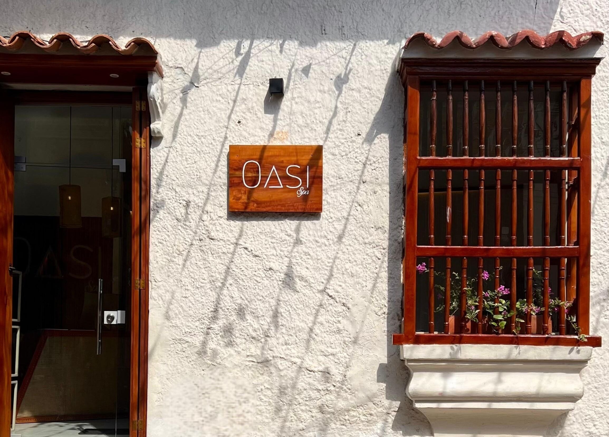 Entrada de Oasi Spa | Nails Getsemani en Cartagena De Indias, Bolívar, CO, con detalles rústicos y vegetación.