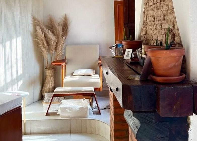 Espacio acogedor en Oasi Spa | Nails Getsemani, Cartagena De Indias, Bolívar, CO con sillas y plantas.