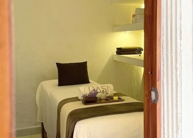 Sala de masajes en Oasi Spa | Nails Getsemani, Cartagena De Indias, Bolívar, CO, con cama lista y decoraciones.
