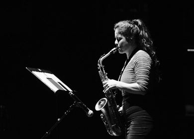 Mujer tocando saxofón en Pranadis Studio, Valparaíso, Valparaíso, CL, creando un ambiente musical único.