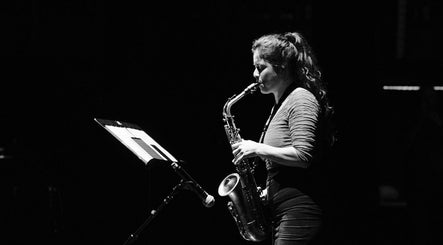 Mujer tocando saxofón en Pranadis Studio, Valparaíso, Valparaíso, CL, creando un ambiente musical único.