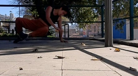Persona bailando en Pranadis Studio, Valparaíso, Valparaíso, CL, sobre un piso sombreado.