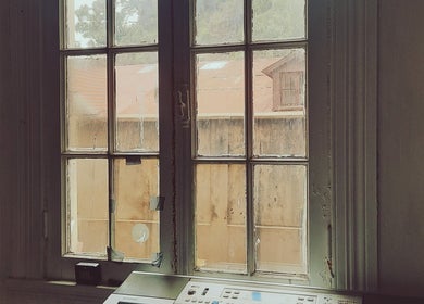 Ventana en Pranadis Studio, Valparaíso, Valparaíso, CL, proporcionando luz natural a un espacio acogedor de bienestar.