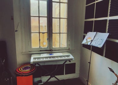 Espacio musical en Pranadis Studio con teclado y partituras. Ubicado en Valparaíso, Valparaíso, CL.