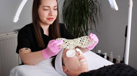 Aesthetician applies facial mask at Inner Glow, Milton Keynes, England, GB for a rejuvenating treatment.