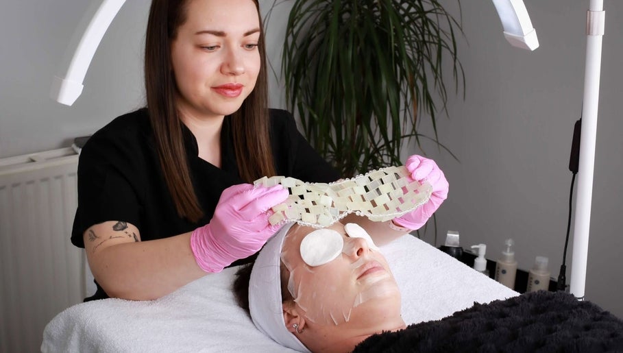 Beautician applying facial mask at Inner Glow, Milton Keynes, England, GB. Relaxing spa experience.