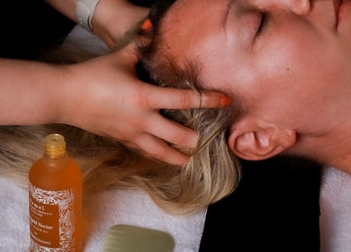 Relaxing head massage at Inner Glow, Milton Keynes, England, GB with essential oils and soothing touch.