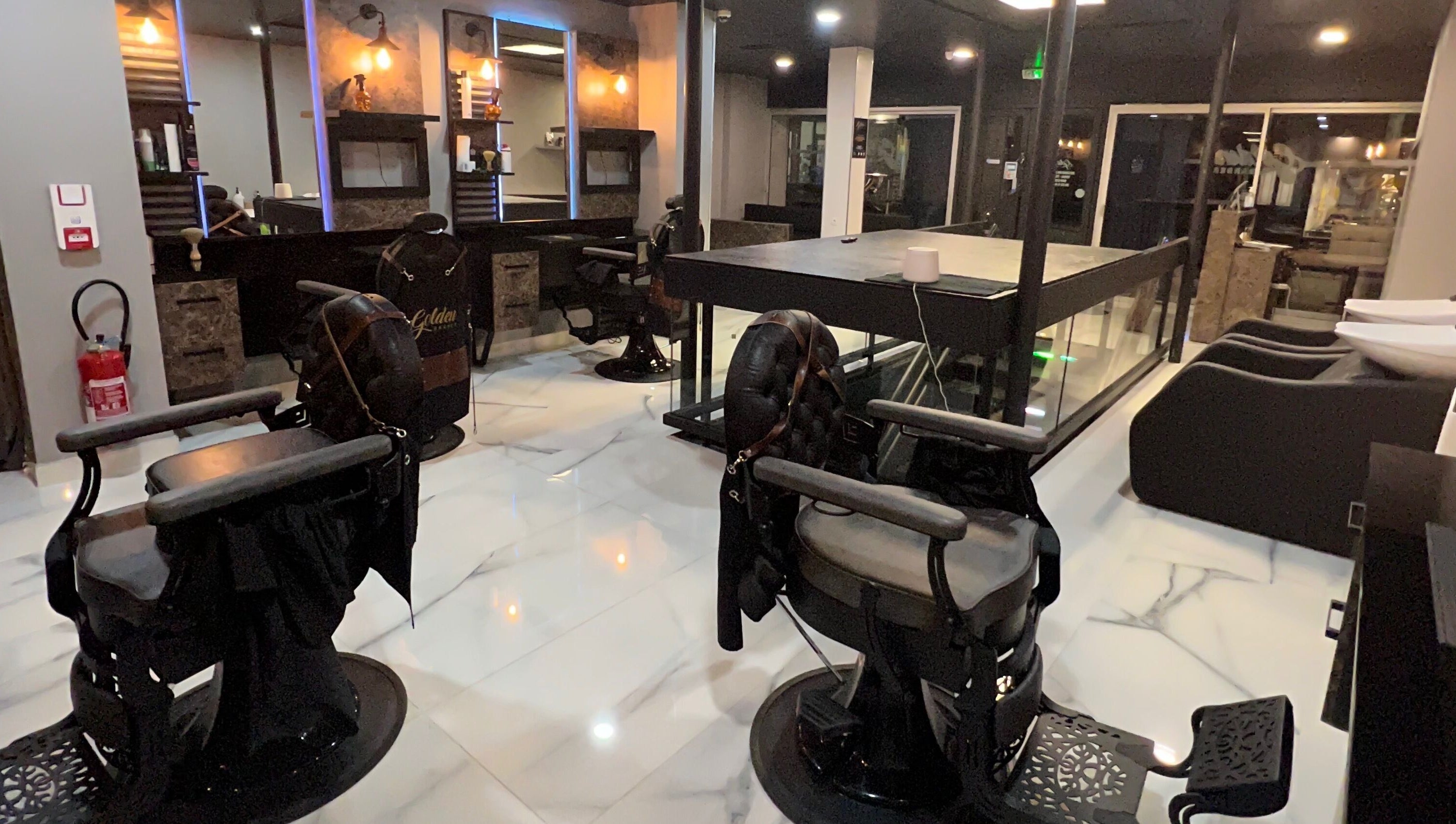 Intérieur sophistiqué du Golden Barber à Troyes, Grand Est, FR, avec fauteuils et miroirs modernes.