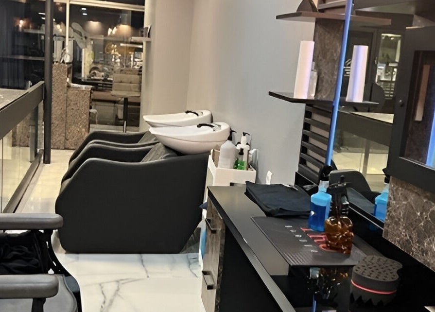 Intérieur moderne de Golden Barber à Troyes, Grand Est, FR avec stations de lavage élégantes.