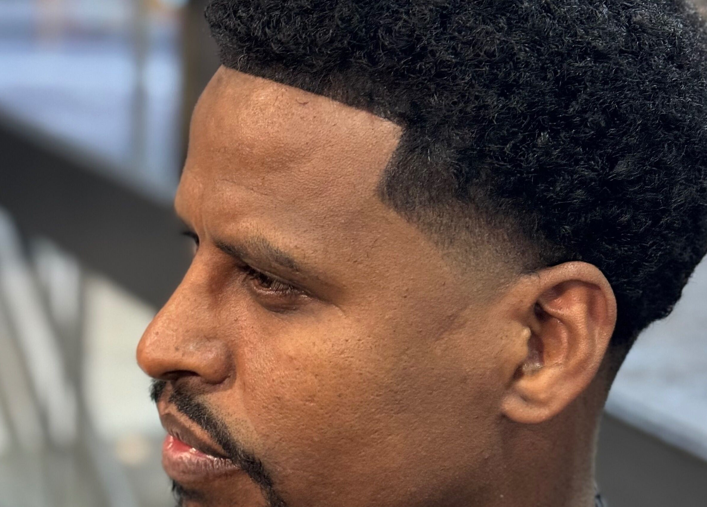 Coiffure homme raffinée chez Golden Barber à Troyes, Grand Est, FR, mettant en valeur des boucles définies.