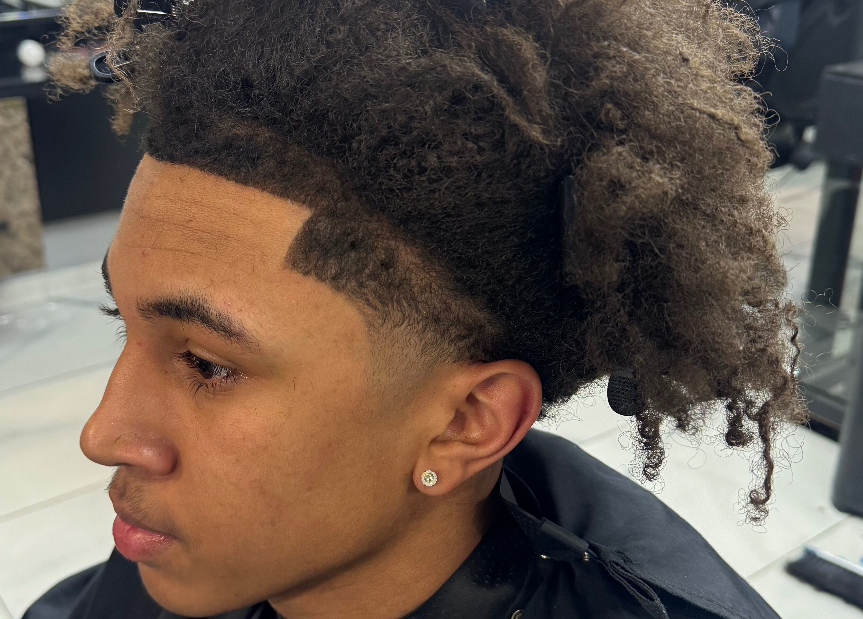 Coiffure moderne au salon Golden Barber à Troyes, Grand Est, FR, mettant en valeur un style unique.