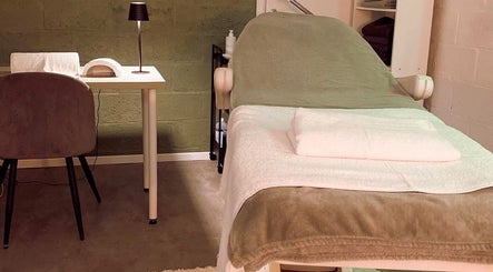 Salle de soin paisible à Stéphanie M, Mettet, Région Wallonne, BE. Table de massage et ambiance apaisante.