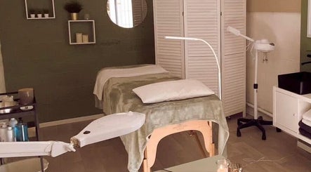 Salle de soin élégante chez Stéphanie M, Mettet, Région Wallonne, BE, offrant un espace paisible et relaxant.