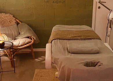 Salle de soins accueillante chez Stéphanie M, Mettet, Région Wallonne, BE, avec chaise confortable et table de massage.