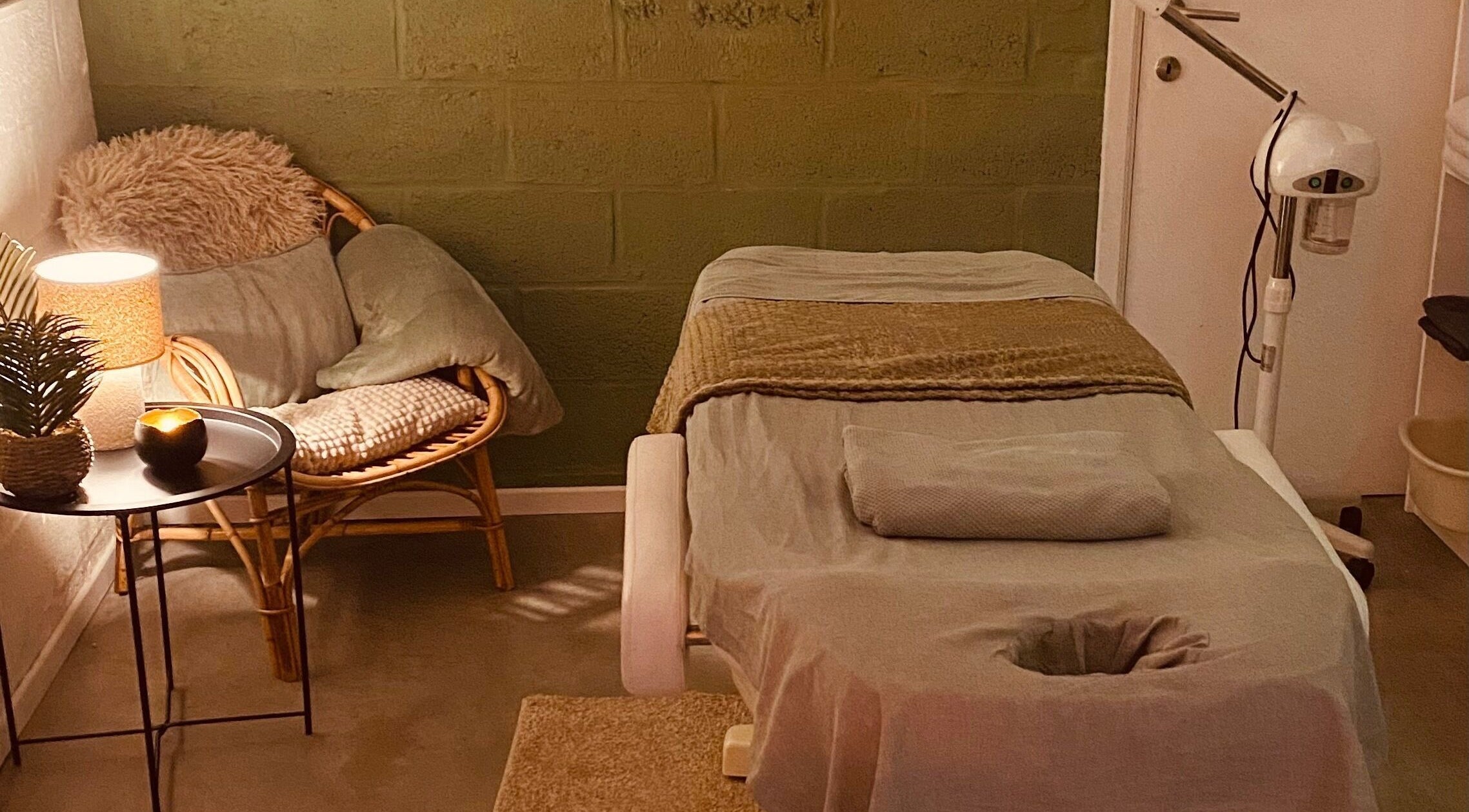 Salle de soins accueillante chez Stéphanie M, Mettet, Région Wallonne, BE, avec chaise confortable et table de massage.