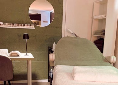 Salle de soins apaisante chez Stéphanie M à Mettet, Région Wallonne, BE, avec table de massage et déco sereine.