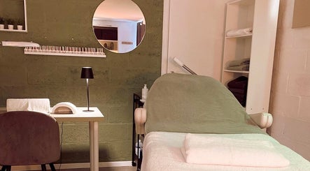 Salle de soins apaisante chez Stéphanie M à Mettet, Région Wallonne, BE, avec table de massage et déco sereine.