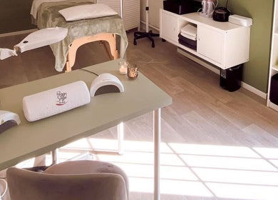 Salle de soin sereine chez Stéphanie M à Mettet, Région Wallonne, BE, équipée pour services beauté.