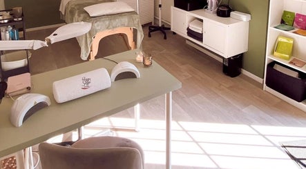 Salle de soin sereine chez Stéphanie M à Mettet, Région Wallonne, BE, équipée pour services beauté.