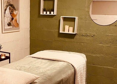Salle de massage paisible chez Stéphanie M à Mettet, Région Wallonne, BE, avec décoration élégante.