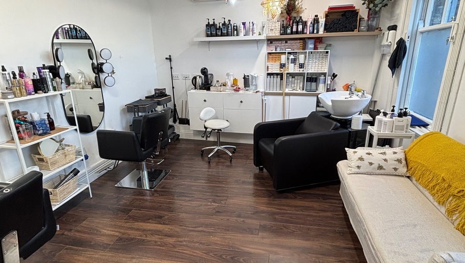 Pretty Bee Hair Studio – kuva 1