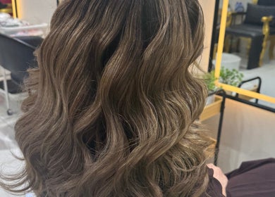 Elegant wavy hairstyle at Lilian Beauty Salon, Juffair, Bahrain, BH for a luxurious salon experience.